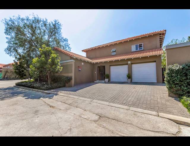 4 BEDROOM FREESTANDING FOR SALE IN FOURWAYS